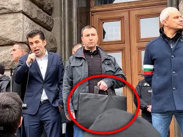 Човекът от лявата страна на премиера. Кой е?