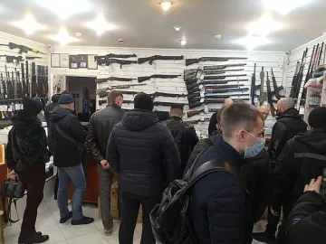 Украинците изкупиха пушките. Масово въоръжаване