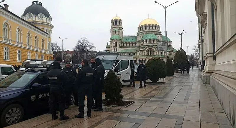Полиция опаса парламента и МС, чакат хората на Костадинов