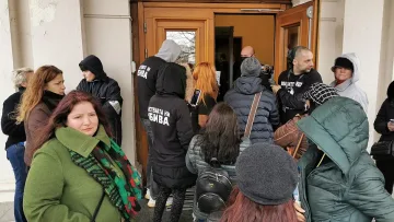 Гняв! Майки на деца с увреждания атакуват парламента