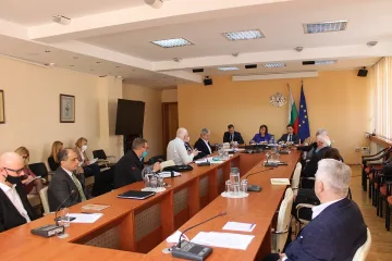 Нинова и синдикатите с общи действия. Ще има нови помощи