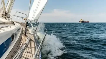 Голяма неприятност с трима българи на частен остров в Гърция