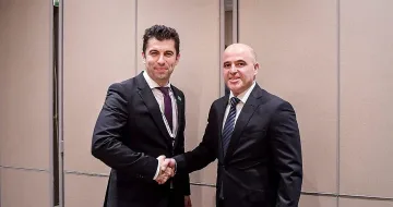 Кирил Петков станал като Джон Ленън. Защо?