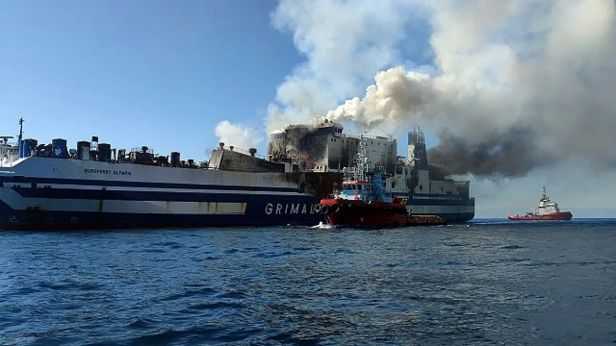 Защо е пламнал фериботът в Йонийско море? Версиите
