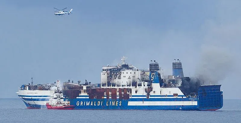 Има ли още българи в горящия ферибот? Говори външният министър