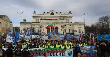 Протест: Полицаи и пожарникари окупираха НС