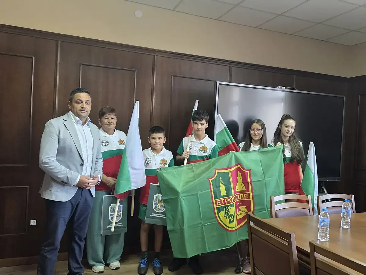 Кметът на Етрополе връчи българското знаме на млади колоездачи