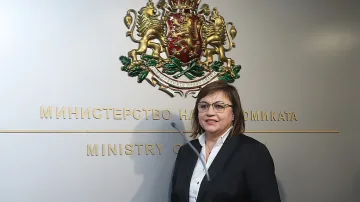 Нинова възмутена, че Радев и Борисов говорят в един глас