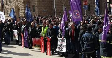 Пожарникари лепнаха писмо до Петков на входа на "Дондуков" 1