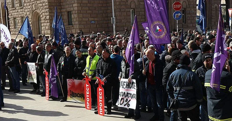 Пожарникари лепнаха писмо до Петков на входа на "Дондуков" 1