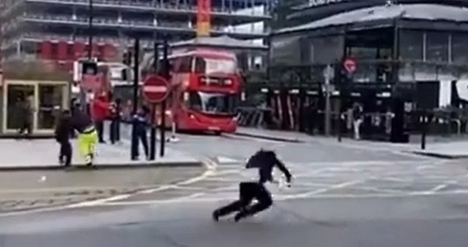 Пълен шок! Какво прави вятърът в Лондон