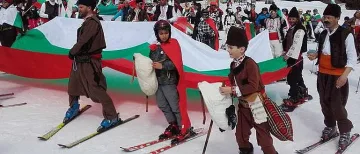 Стотици скиори в носии се спускат на Снежанка, какъв е поводът