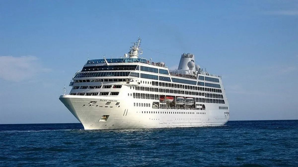 Круизен кораб пламна, евакуират пасажерите