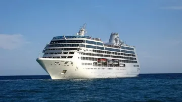 Круизен кораб пламна, евакуират пасажерите