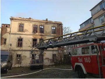 Пожарникари гасиха часове наред стара сграда, кои са подпалвачите