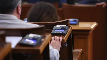 Бюджет 2022: Развързват чувала за по-високи заплати