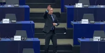 Джамбазки отрече. Няма нацистки поздрав!