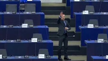 Джамбазки подлуди Европарламента. Нацистки поздрав в залата