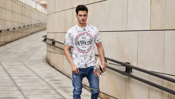 Мъжки тениски – как да ги комбинираме с друго облекло?