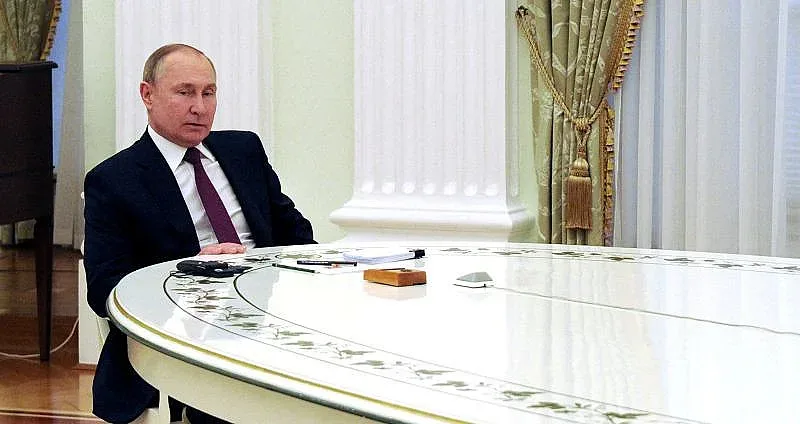 Разкриха тайната на огромната бяла маса на Путин