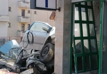 Като камикадзе! Кола се заби в погребална агенция (видео)