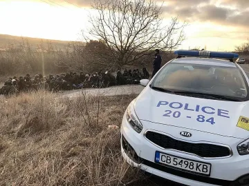 Заловиха мигранти без обувки