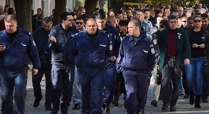 Полицаи и пожарникари излизат на протест. Защо?