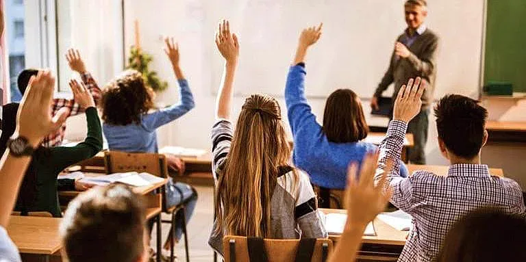 Изненада! Учениците се връщат в клас, но кой ще им преподава