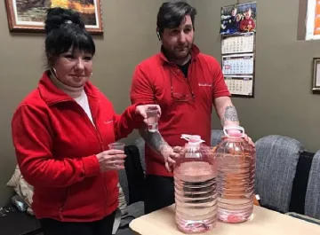 Разкриха виновника! Защо туби за вода в магазин бяха пълни с ракия