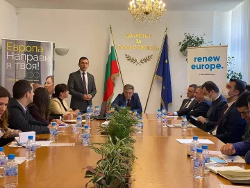 Карадайъ: Демокрацията е в риск