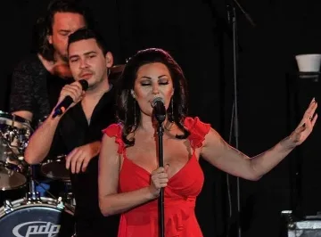 Уникални бакшиши на легендарна чалгарка в София! Говори очевидец