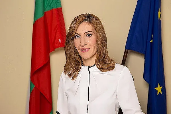 Парламентарна пчеличка! Ангелкова втрещи министрите