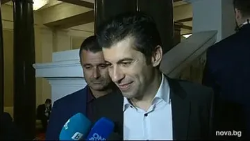 Петков се появи изненадващо в парламента по тъмна доба, какво обяви