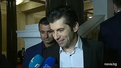 Петков се появи изненадващо в парламента по тъмна доба, какво обяви