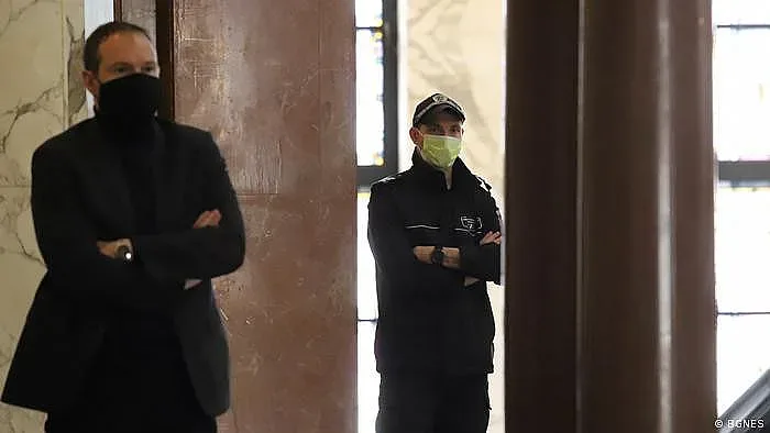 Омръзна им. Къде свалят мерките по света