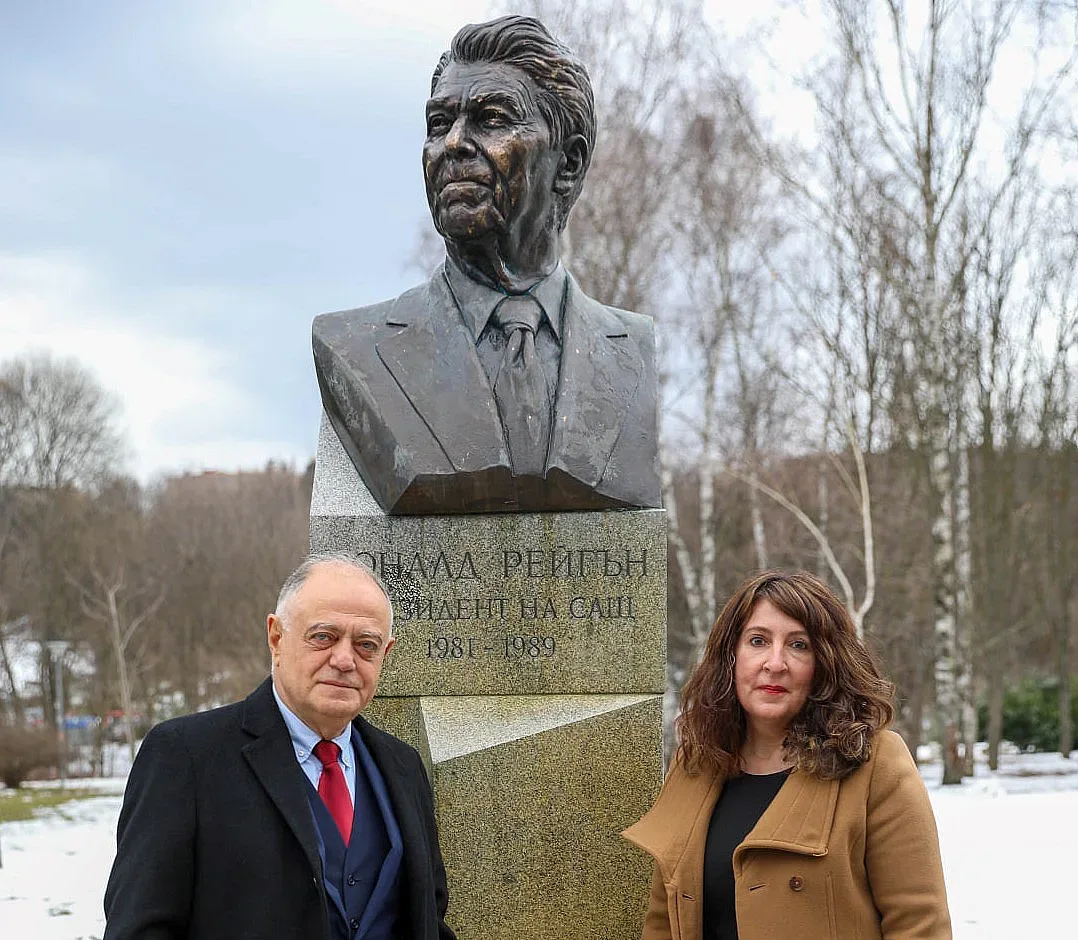 И Рейгън влезе в битката за лидер на ДСБ