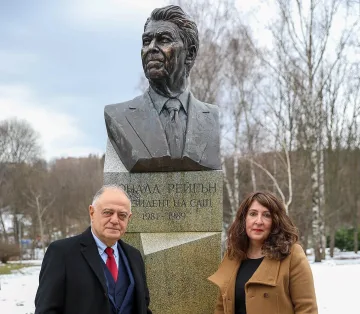 И Рейгън влезе в битката за лидер на ДСБ