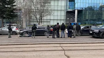 Полицаи с качулки окупираха бул. "България", какво се случва