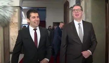 Петков грейна от щастие. Събира медийни публикации