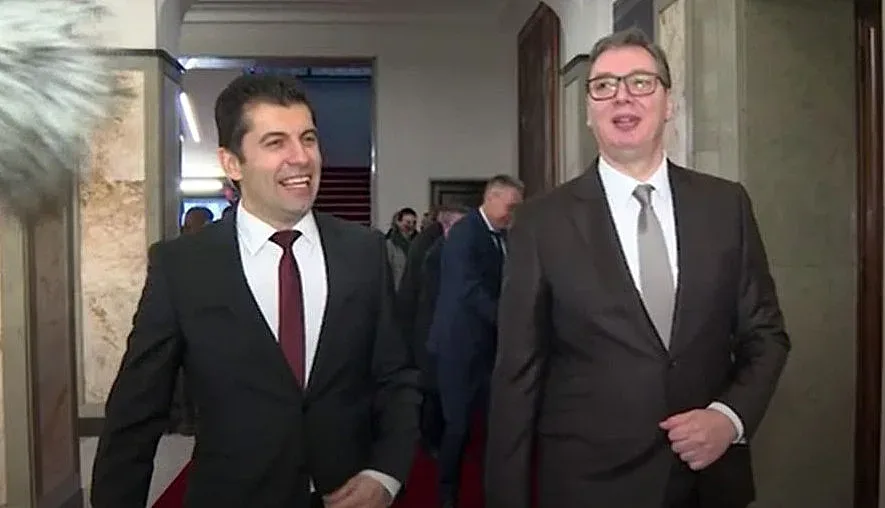 Петков грейна от щастие. Събира медийни публикации