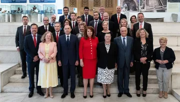 Радев тропна по масата пред посланиците от ЕС. Условие за Скопие!