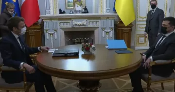 След императорската маса на Путин! Зеленски скри шапката на Макрон