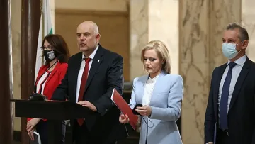 Напрежение! Хората на Гешев скочиха