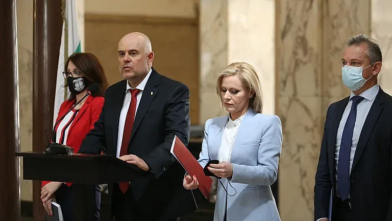 Напрежение! Хората на Гешев скочиха