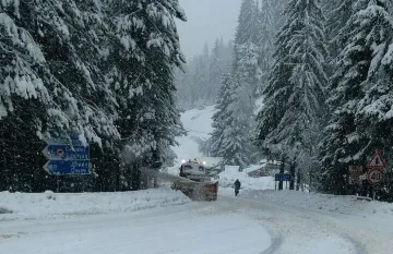Снегът затвори Беклемето, спряха камионите през "Превала"