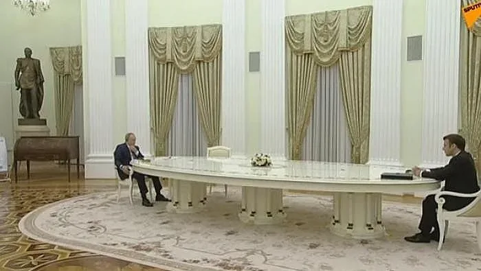 Защо Путин и Макрон преговаряха на 5 метра един от друг