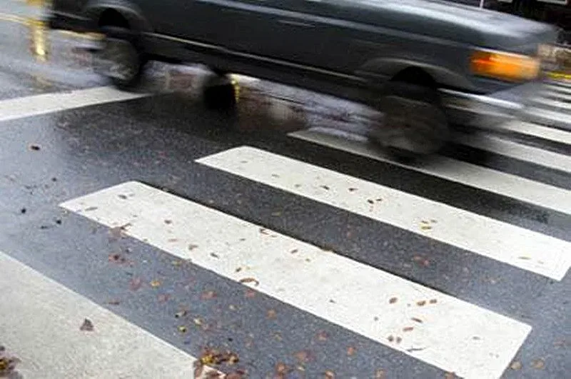 Шофьор блъсна младеж на пешеходна пътека и избяга