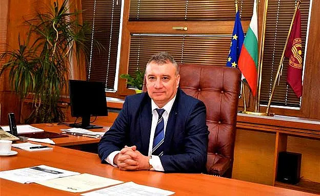 Трябва ли да сливат университети? Говори ректорът на УНСС