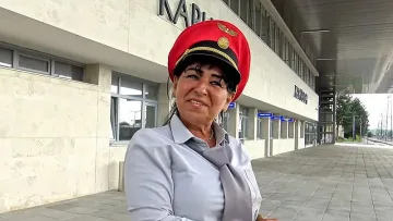Вечно усмихната служителка стана емблема на железниците (ВИДЕО)