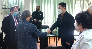 Външната министърка връчи дарение на болница в Северна Македония